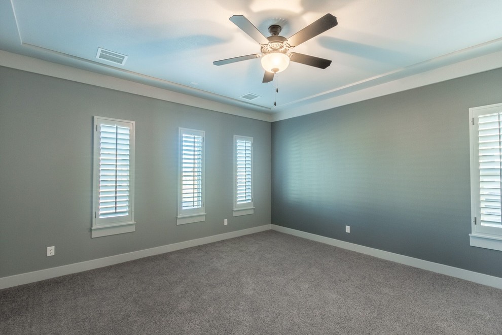 Example of a transitional home design design in Austin