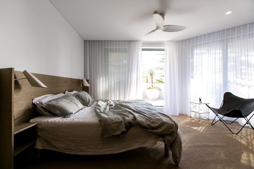 Bedroom - contemporary bedroom idea in Sydney