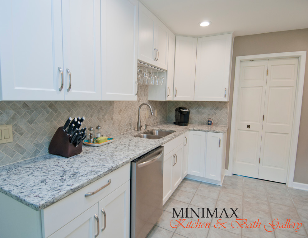 Eat-in kitchen - mid-sized transitional u-shaped porcelain tile eat-in kitchen idea with an undermount sink, shaker cabinets, white cabinets, quartz countertops, gray backsplash, stone tile backsplash and stainless steel appliances