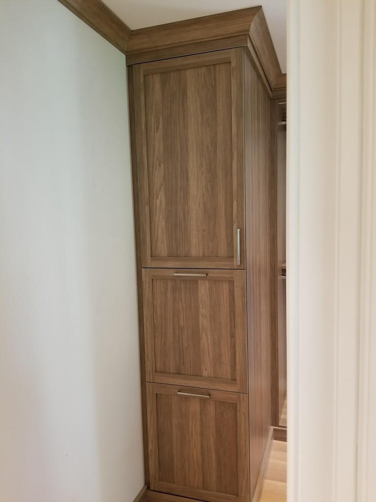 Imagen de vestidor unisex tradicional renovado grande con armarios estilo shaker, puertas de armario de madera oscura, suelo de madera clara y suelo marrón