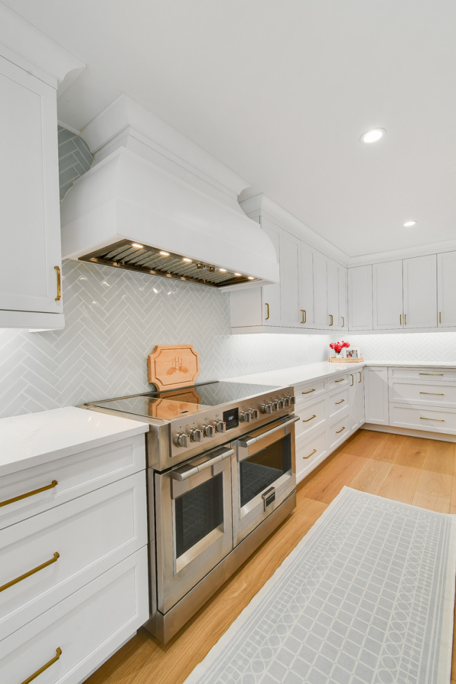 Transitional kitchen photo in Miami