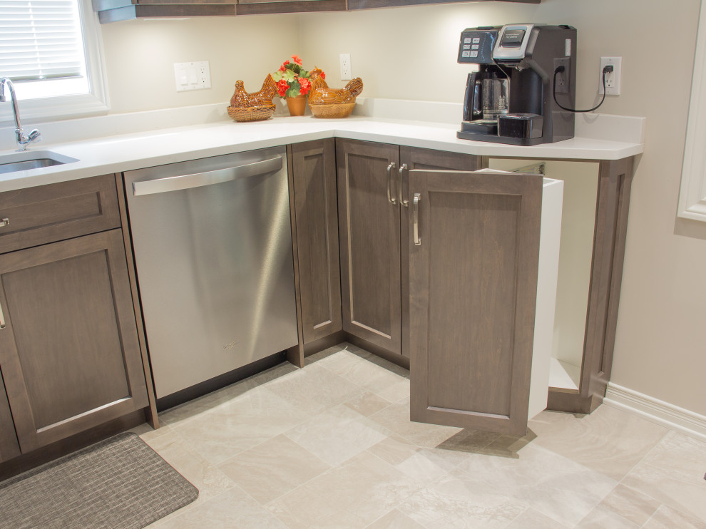Transitional kitchen photo in Toronto