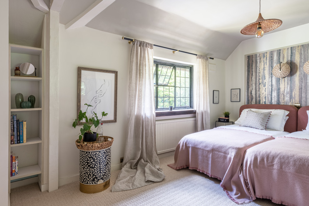 Klassisches Schlafzimmer mit weißer Wandfarbe, Teppichboden, grauem Boden, gewölbter Decke und Tapetenwänden in Surrey