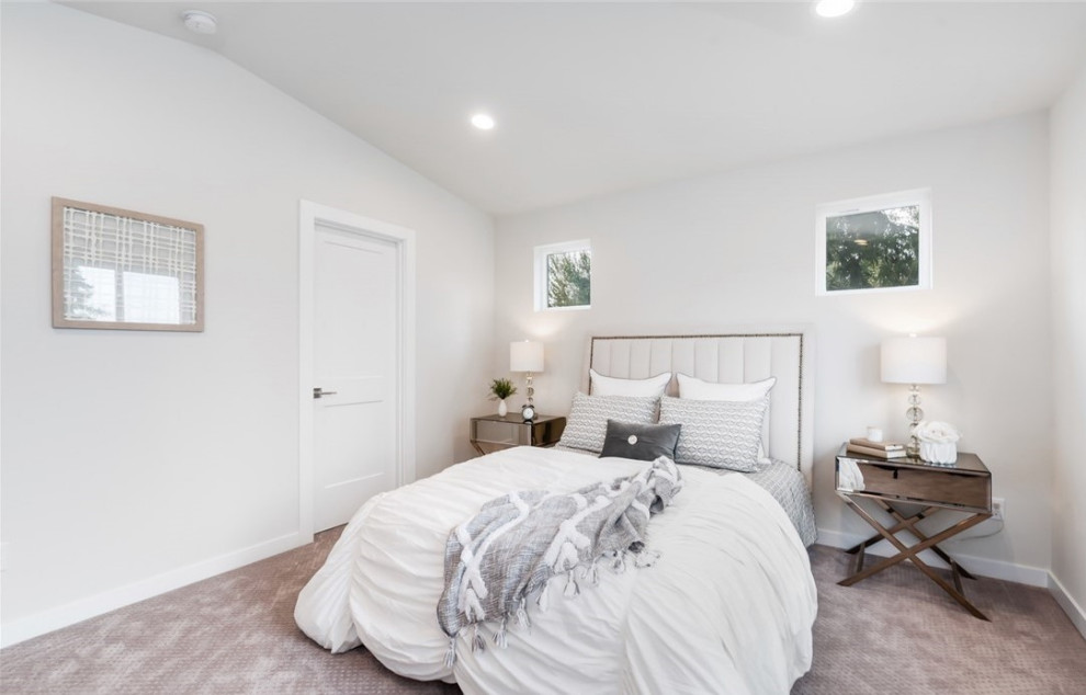 Diseño de dormitorio actual de tamaño medio con paredes blancas, moqueta y suelo beige
