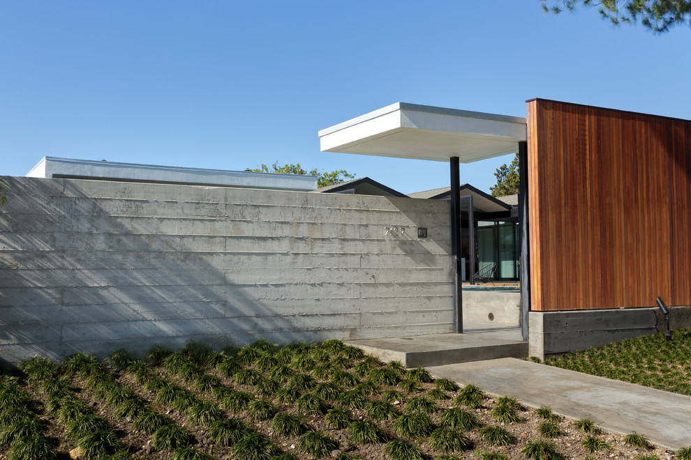 Inspiration for a mid-century modern home design remodel in Los Angeles