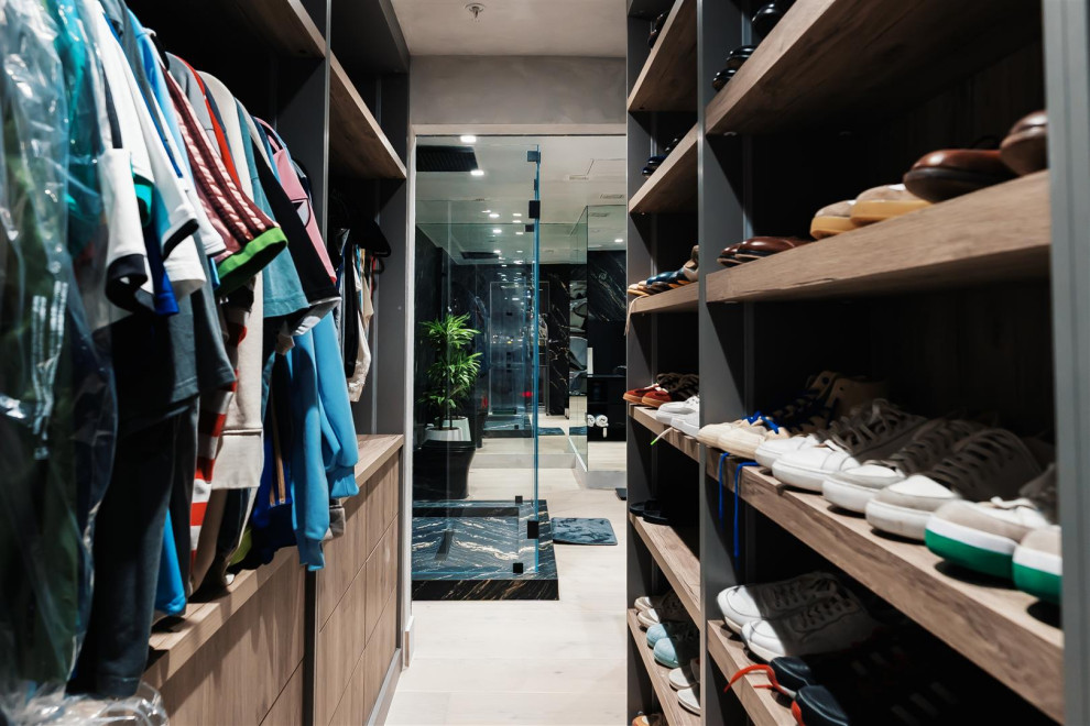 Design ideas for a modern storage and wardrobe in Miami.