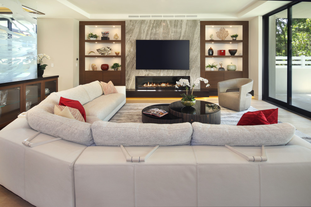 Foto de sala de estar abierta y blanca moderna grande con paredes grises, suelo de madera clara, marco de chimenea de baldosas y/o azulejos, televisor colgado en la pared, suelo beige y bandeja