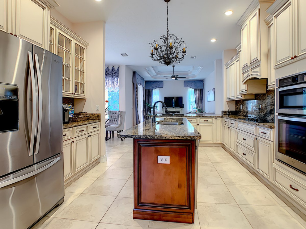 Mid-sized traditional kitchen in Jacksonville.