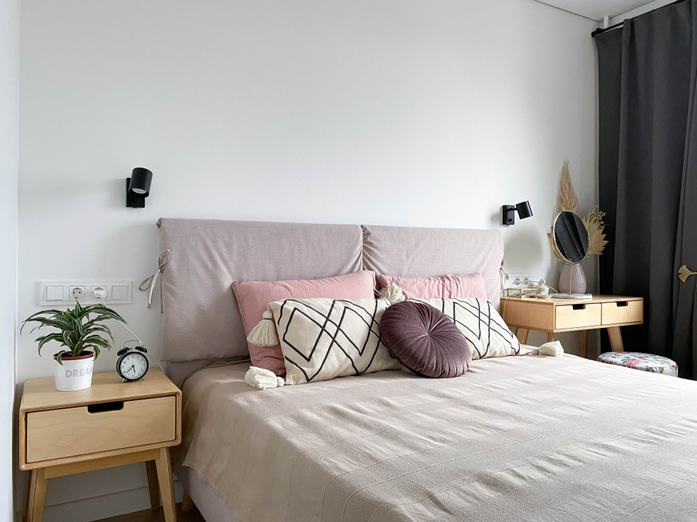 Источник вдохновения для домашнего уюта: хозяйская спальня среднего размера, в светлых тонах в скандинавском стиле с белыми стенами и полом из ламината
