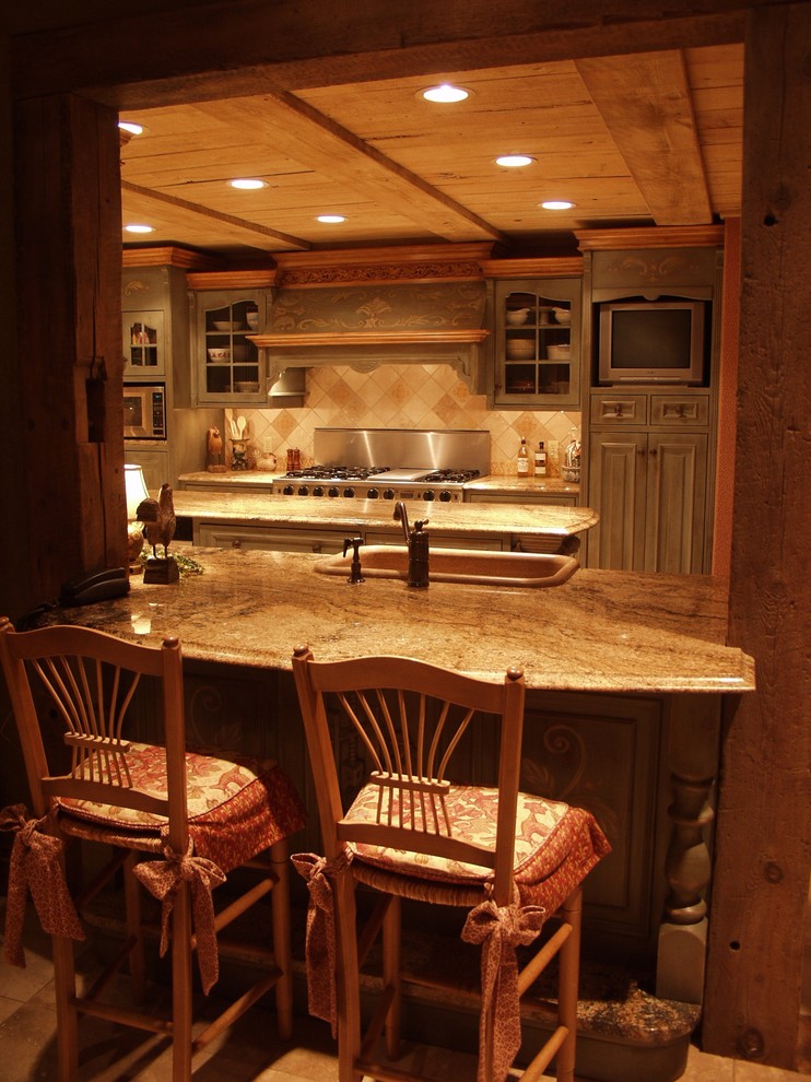 Example of a large mountain style l-shaped medium tone wood floor and brown floor open concept kitchen design with granite countertops, brown backsplash, stone tile backsplash, stainless steel appliances, an island, a farmhouse sink and distressed cabinets