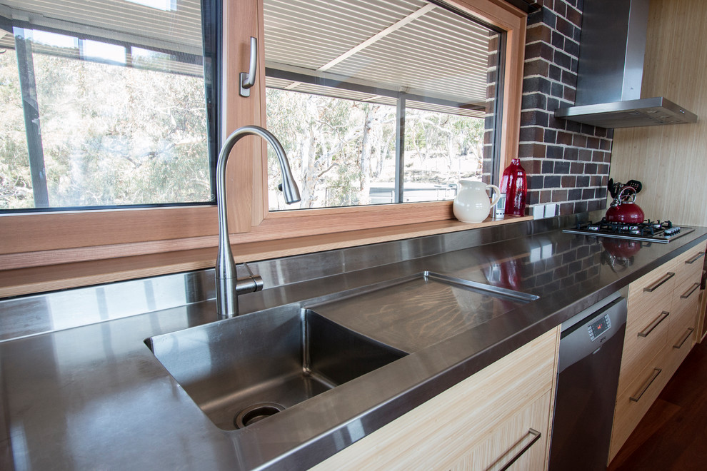 Photo of a contemporary kitchen in Canberra - Queanbeyan.