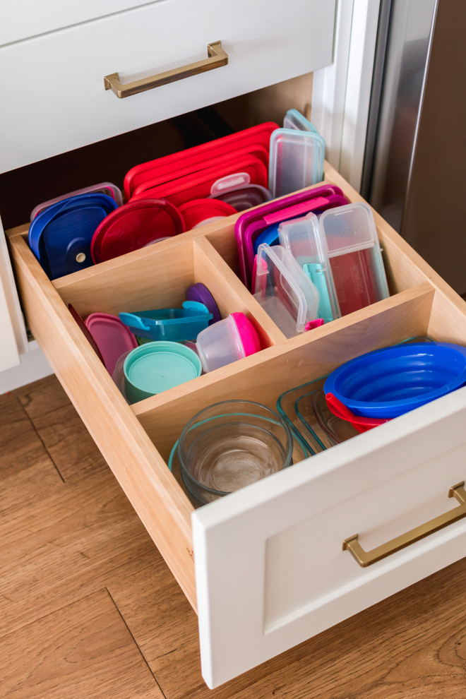 Example of a transitional kitchen design in Toronto