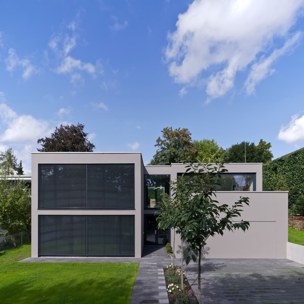 Photo of a mid-sized contemporary two-storey brown exterior in Stuttgart with a flat roof.