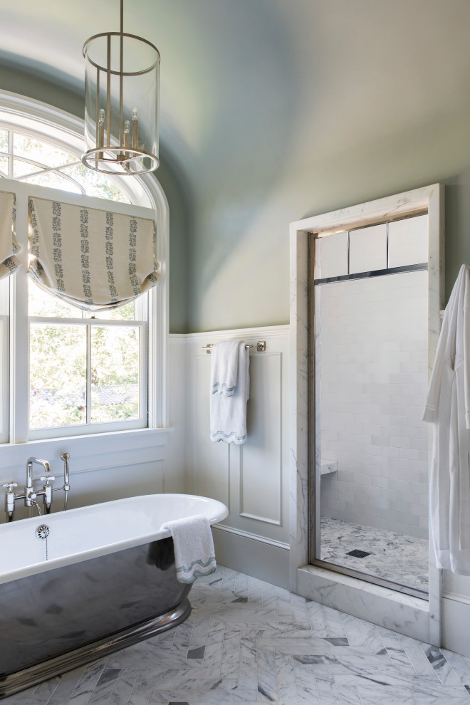 Идея дизайна: ванная комната в стиле кантри с отдельно стоящей ванной, душем в нише, зелеными стенами, белым полом, душем с распашными дверями, сводчатым потолком и панелями на стенах