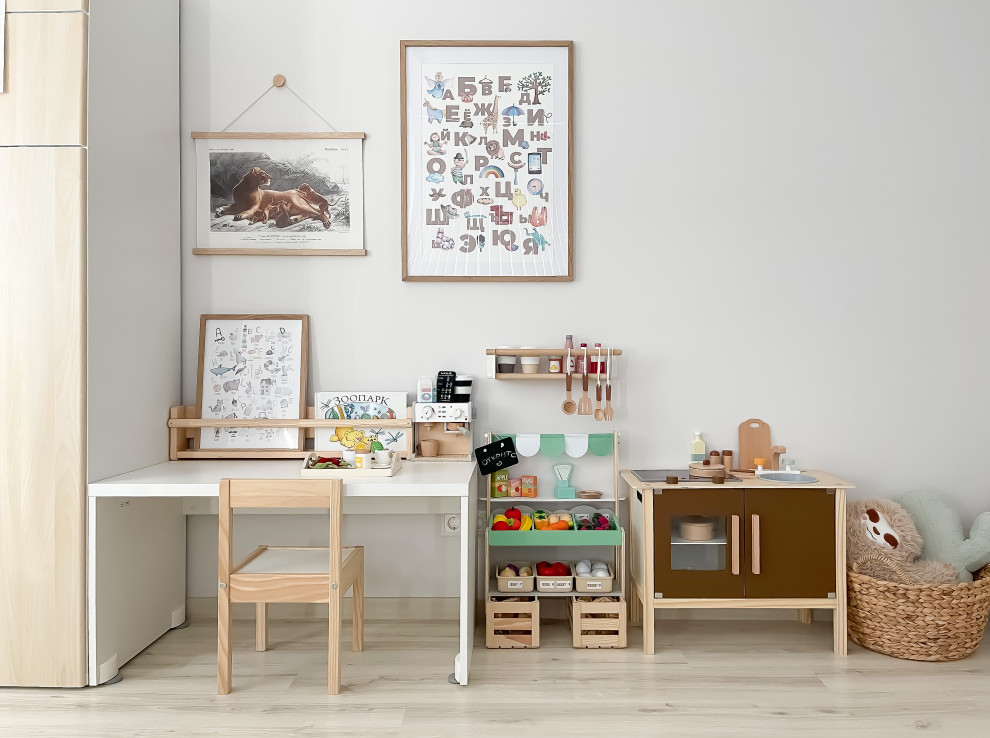Kleines, Neutrales Modernes Kinderzimmer mit Spielecke, beiger Wandfarbe, Laminat und beigem Boden in Stockholm