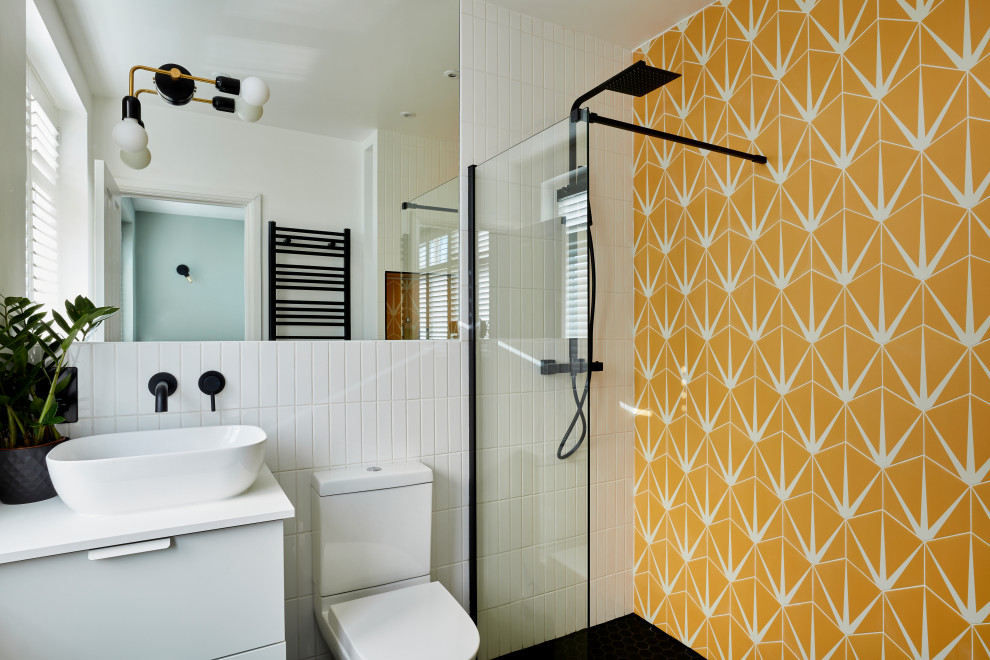 Идея дизайна: маленькая главная ванная комната в современном стиле с белыми фасадами, открытым душем, желтой плиткой, керамической плиткой, раковиной с пьедесталом, черным полом, открытым душем и тумбой под одну раковину для на участке и в саду