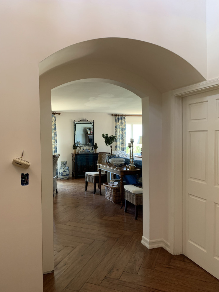 Inspiration for a transitional entryway remodel in Orange County