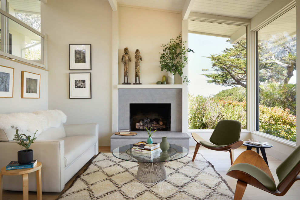 Immagine di un soggiorno contemporaneo con pareti beige, parquet chiaro, camino classico, pavimento beige, travi a vista, soffitto in perlinato e soffitto a volta