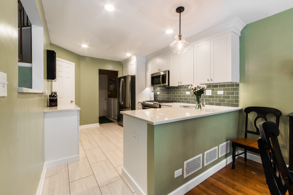 Transitional kitchen photo in Chicago