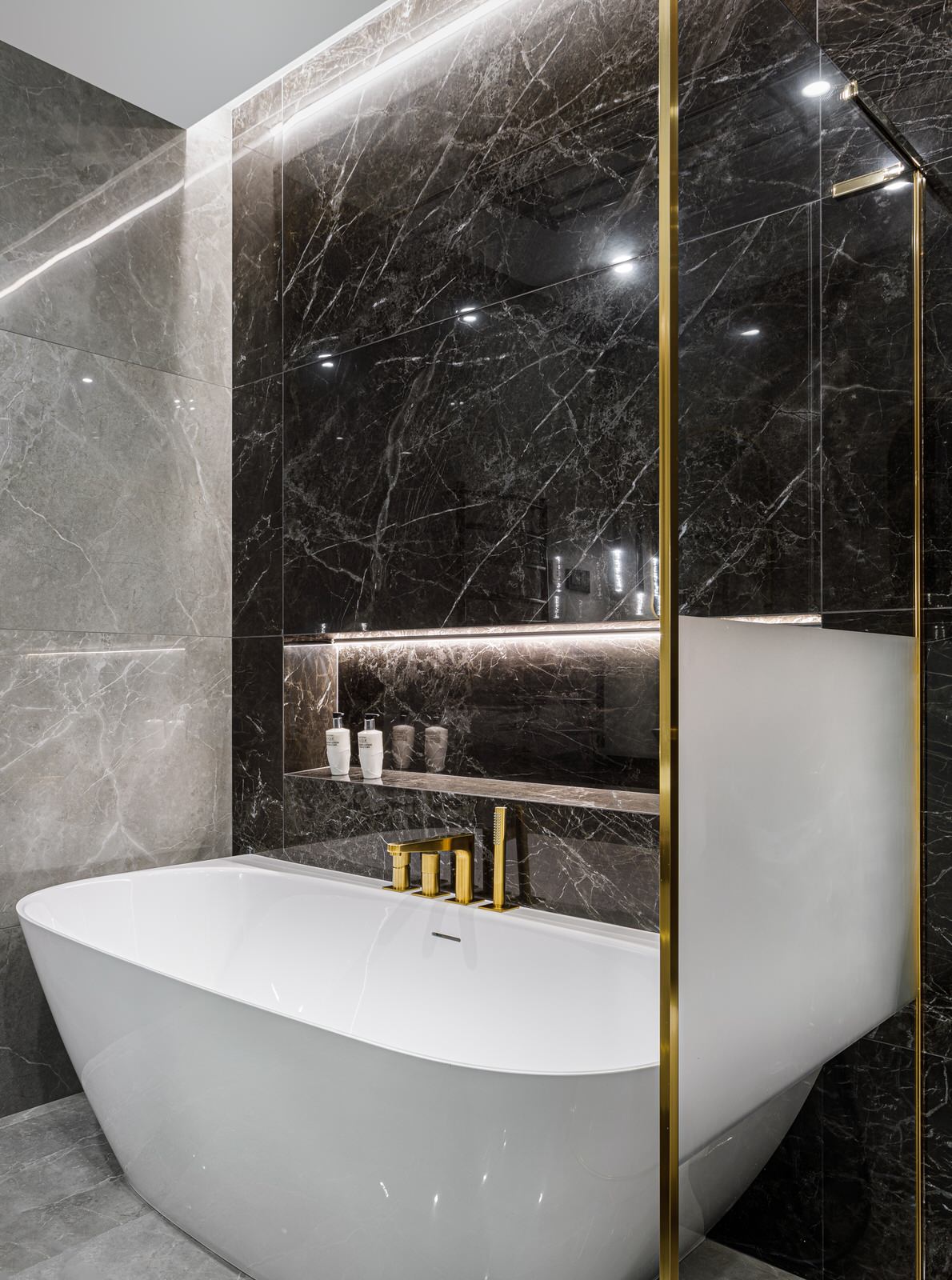 Монохромный серый в реализованном дизайн-проекте в Москве