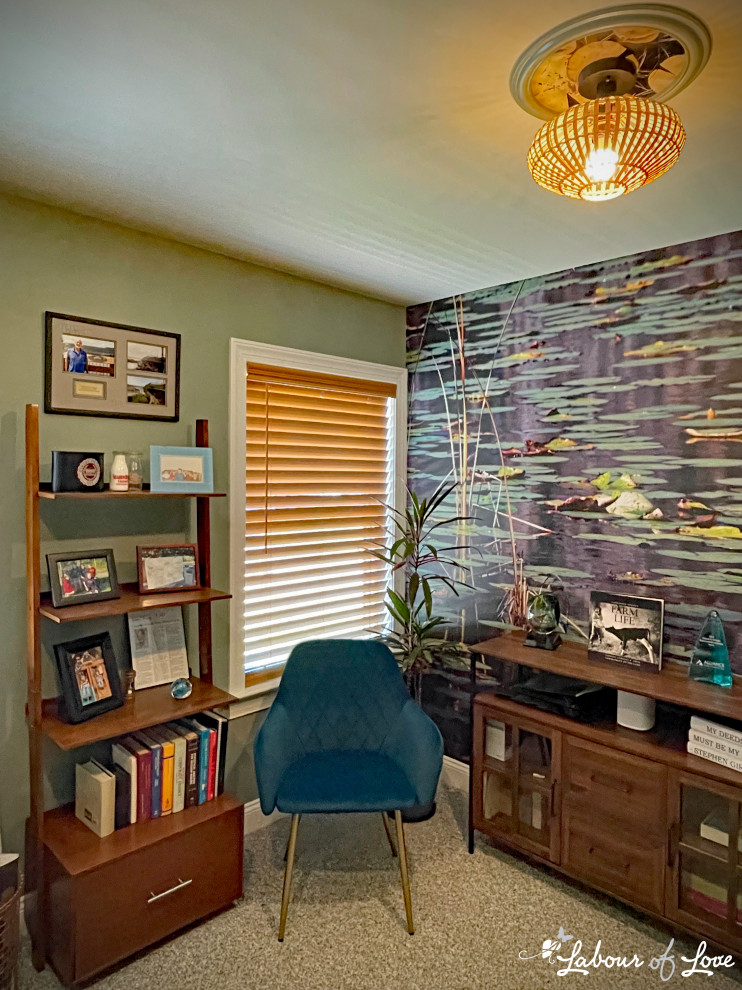 Foto de despacho de estilo americano de tamaño medio con paredes verdes, moqueta, escritorio independiente, papel pintado y papel pintado