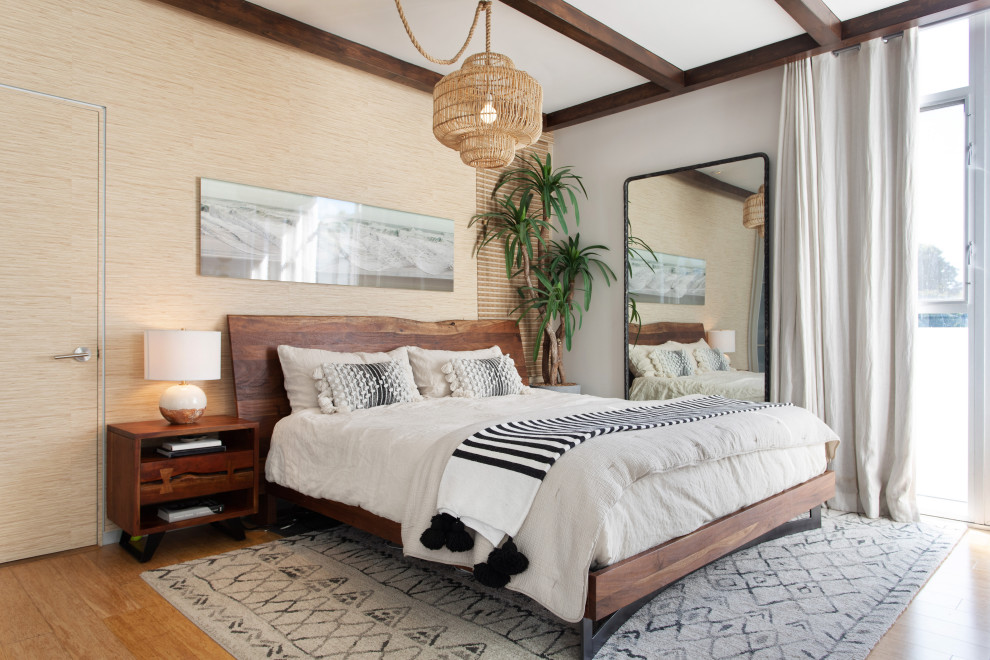 ロサンゼルスにある広いコンテンポラリースタイルのおしゃれな主寝室 (マルチカラーの壁、無垢フローリング、茶色い床、表し梁、壁紙)