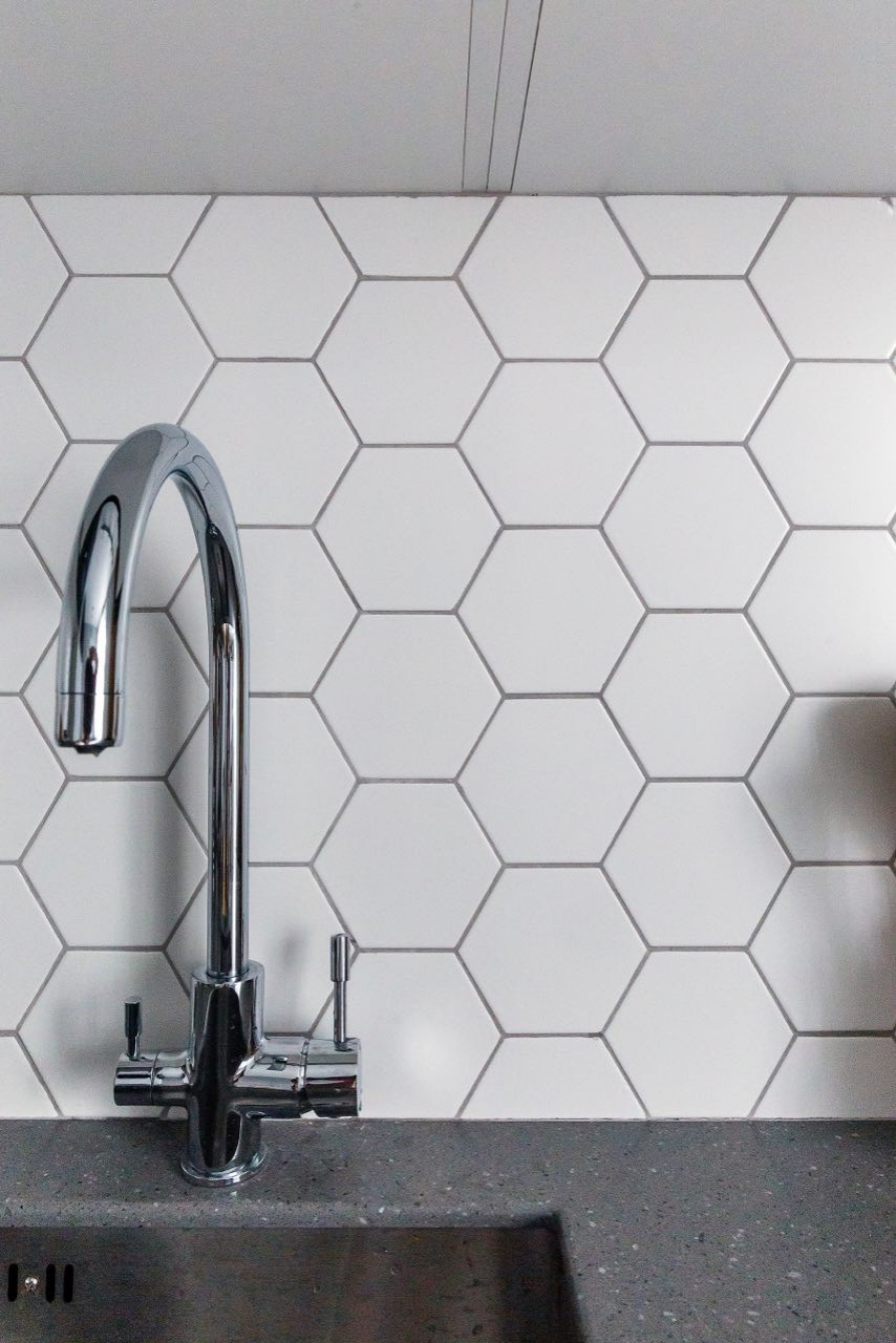 Черная кухня с деревом