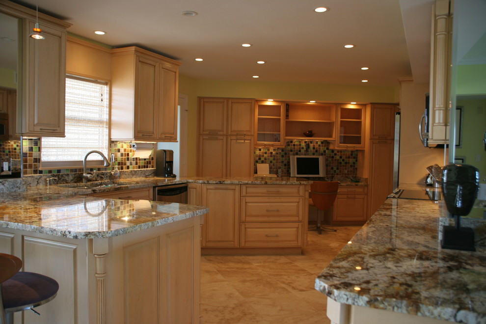 Kitchen - kitchen idea in Miami