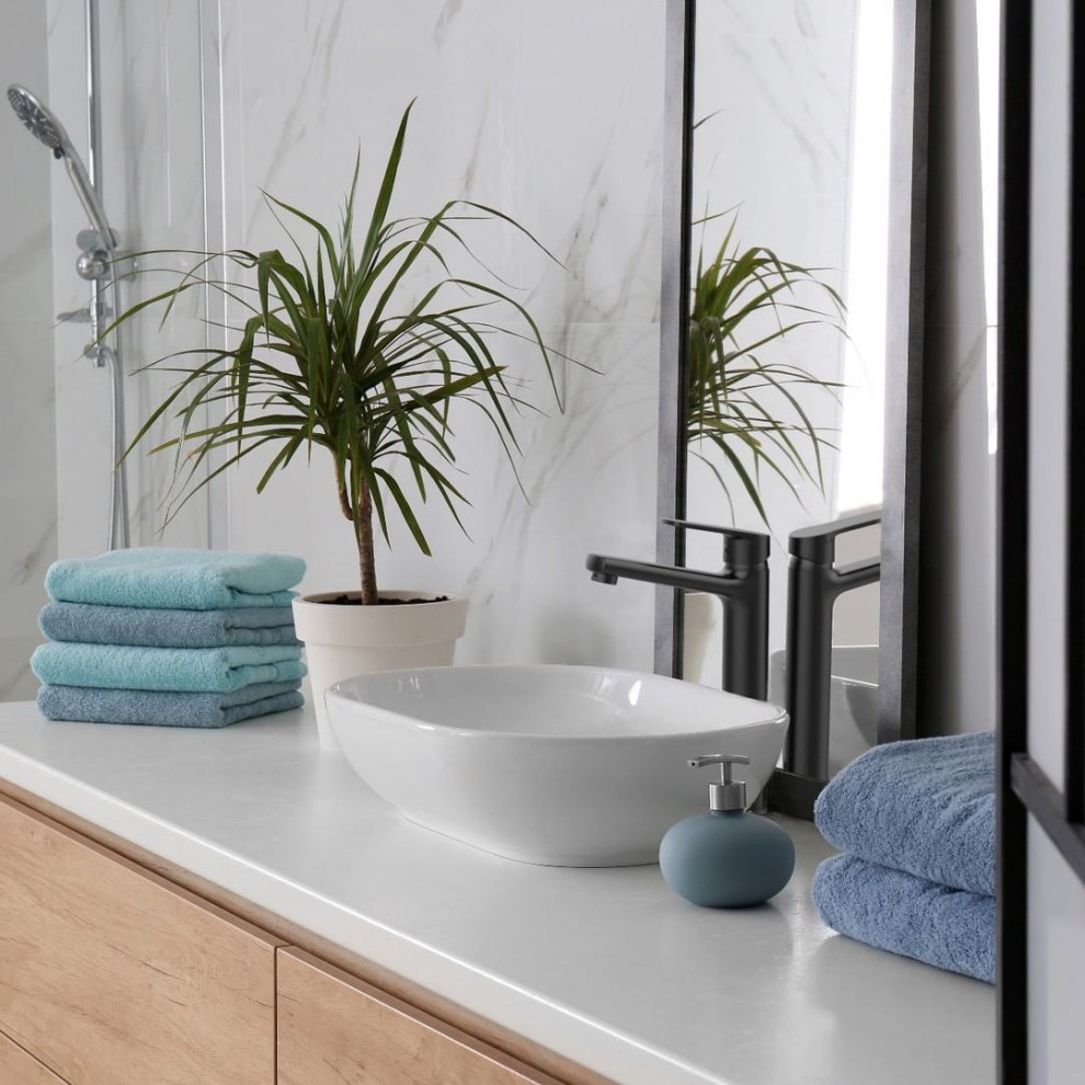 Idée de décoration pour une salle de bain principale minimaliste en bois clair avec une douche ouverte, un carrelage gris, du carrelage en marbre, un mur blanc, une vasque, une cabine de douche à porte battante, un plan de toilette beige et meuble simple vasque.