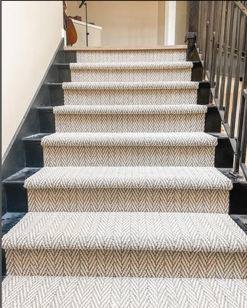 Photo of a small farmhouse carpeted curved metal railing staircase in Seattle.