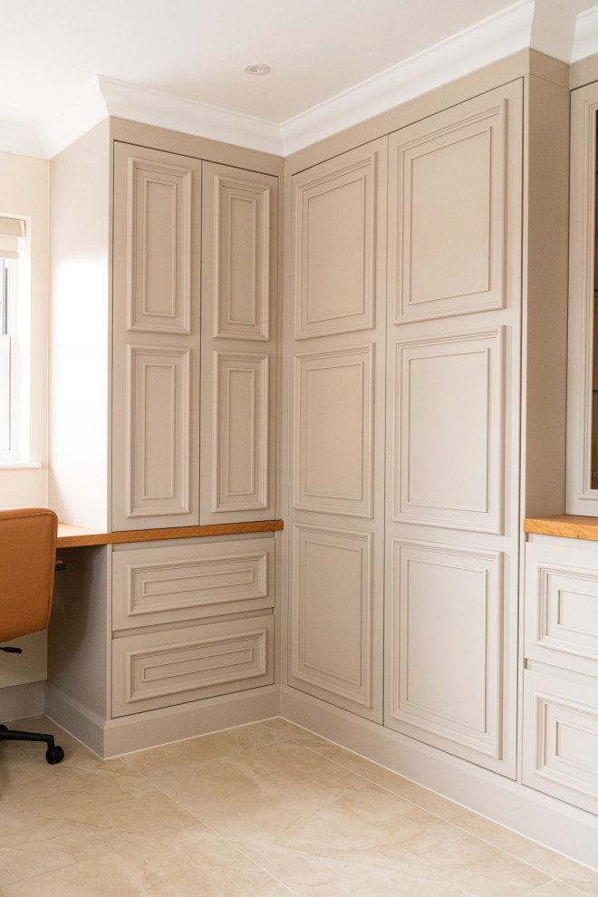 Idee per un grande ufficio contemporaneo con pareti beige, pavimento in pietra calcarea, scrivania incassata e pavimento beige