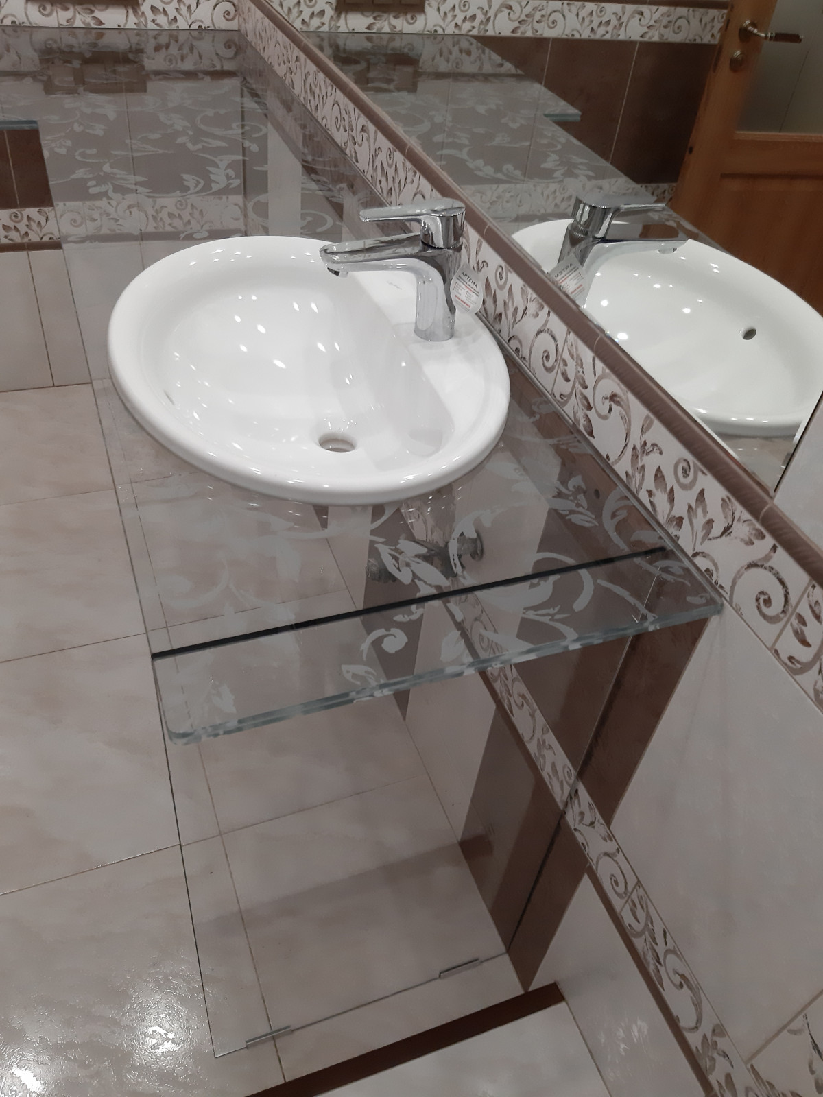 Столешница из осветленного стекла с пескоструйной обработкой для ванной комнаты