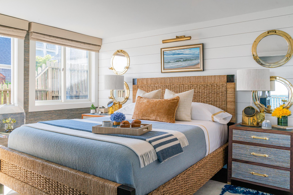 Идея дизайна: хозяйская спальня среднего размера в морском стиле с серыми стенами и обоями на стенах