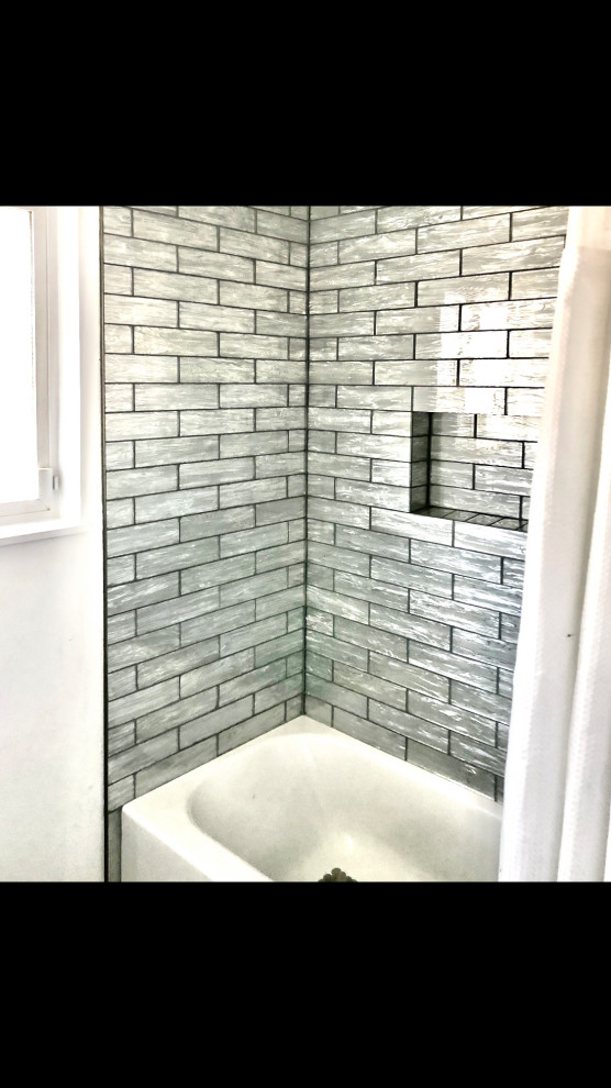 Bad tile job on shower niche?