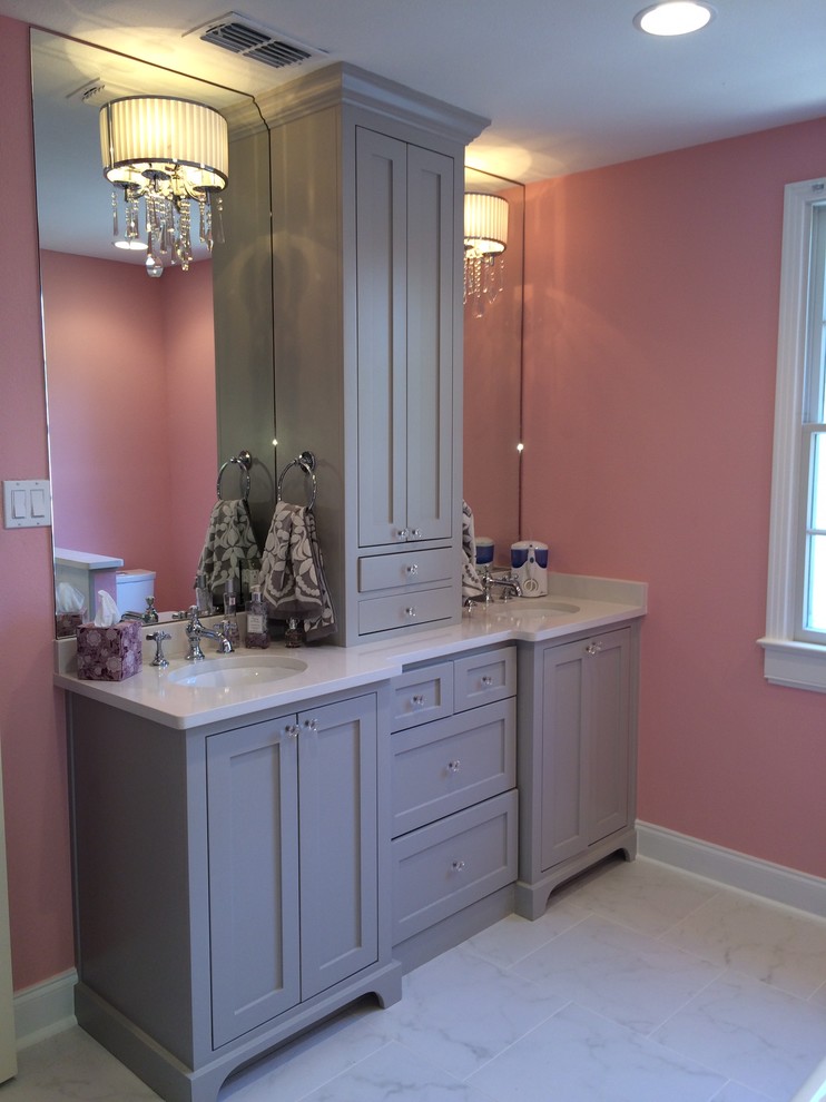 Transitional kids bathroom in Dallas with grey cabinets, engineered quartz benchtops, white tile and pink walls.