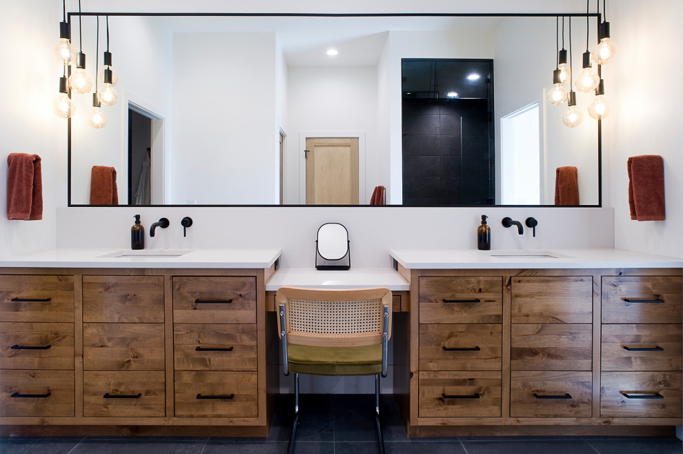Skandinavisches Badezimmer En Suite mit flächenbündigen Schrankfronten, Doppelwaschbecken und eingebautem Waschtisch in Sonstige