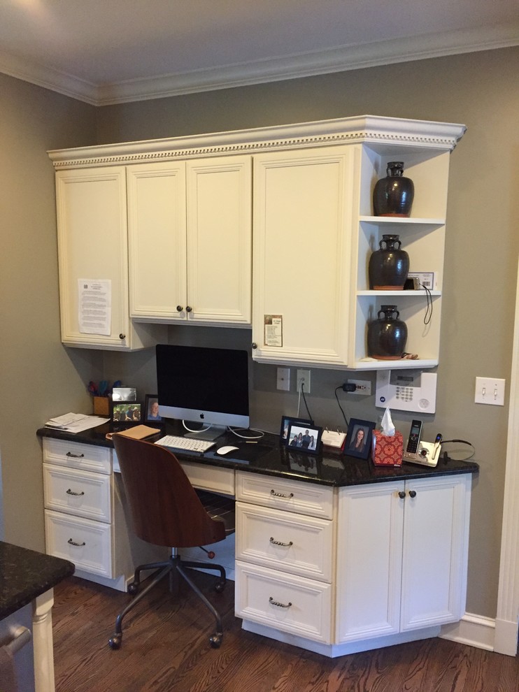 Home design - transitional home design idea in Chicago