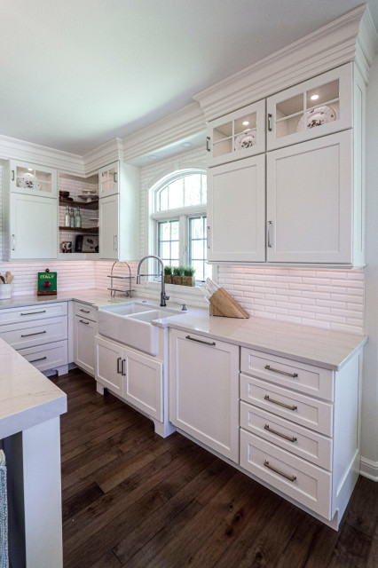 White Kitchen with Gray Quartz Countertops, Farmhouse Sink and Hardwood Floors nyklassisk-koek