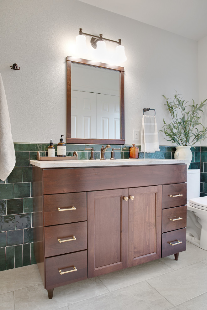 На фото: ванная комната среднего размера в стиле кантри с фасадами островного типа, коричневыми фасадами, накладной ванной, душем над ванной, унитазом-моноблоком, зеленой плиткой, керамической плиткой, серыми стенами, полом из керамической плитки, душевой кабиной, накладной раковиной, столешницей из кварцита, бежевым полом, шторкой для ванной, бежевой столешницей, нишей, тумбой под одну раковину и встроенной тумбой