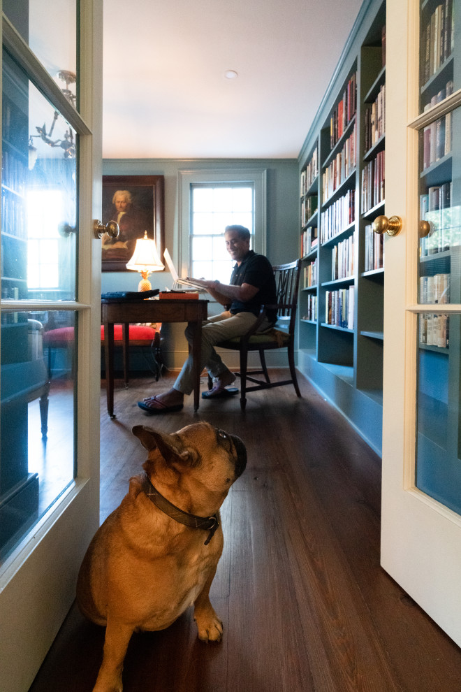 Источник вдохновения для домашнего уюта: домашняя библиотека среднего размера в классическом стиле с разноцветными стенами, темным паркетным полом, коричневым полом и отдельно стоящим рабочим столом