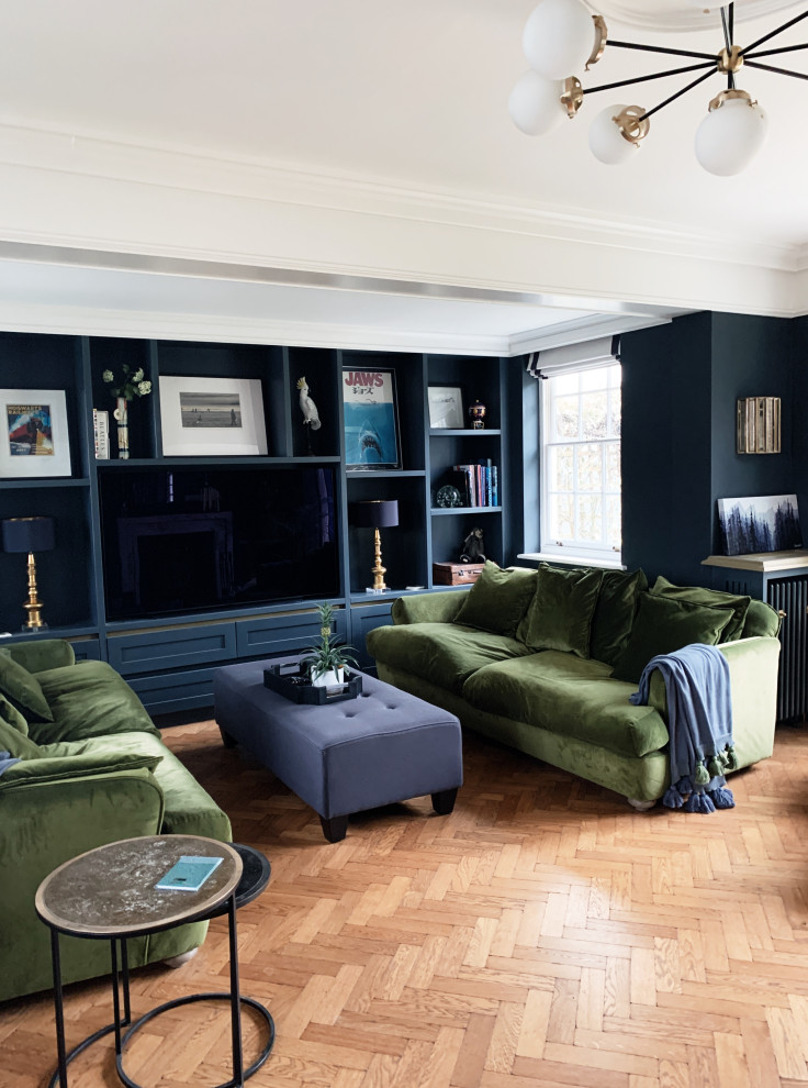 Idee per un grande soggiorno chic con pareti nere, pavimento in legno massello medio, parete attrezzata e pavimento marrone
