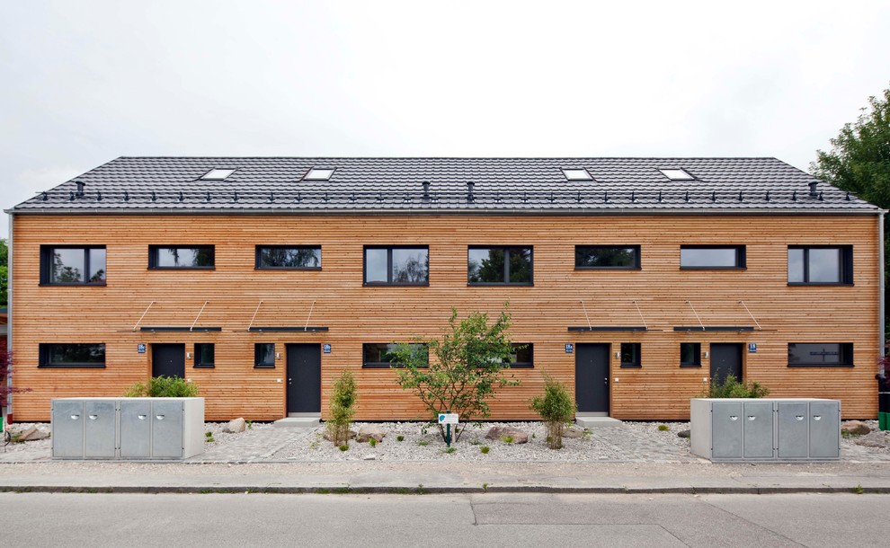 Idee per la facciata di una casa a schiera marrone contemporanea a tre piani di medie dimensioni con rivestimento in legno, tetto a capanna, copertura in tegole, tetto grigio e pannelli sovrapposti