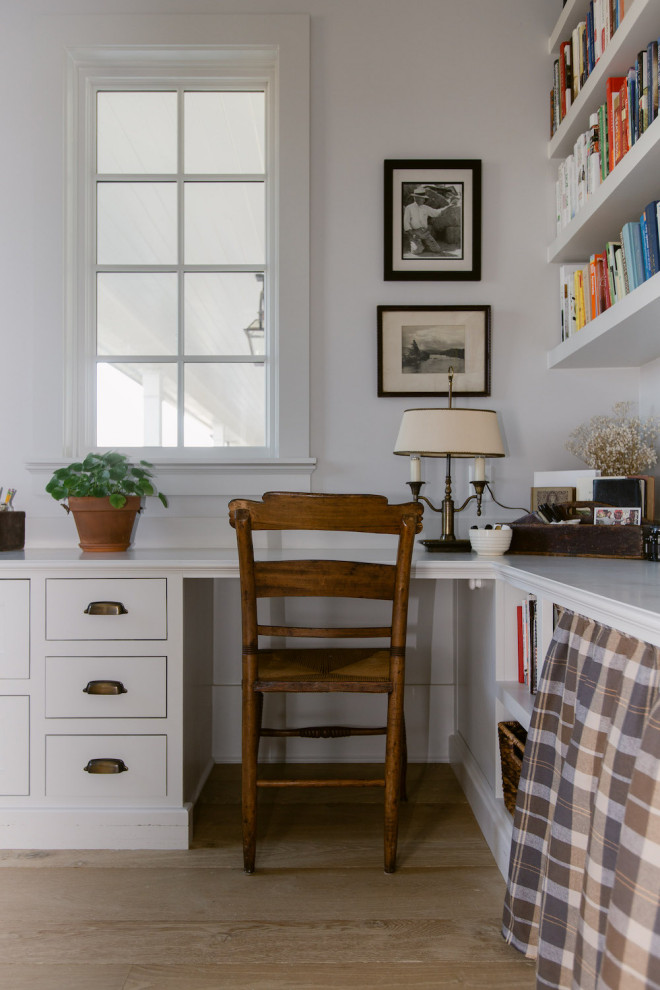 ダラスにある高級な小さなカントリー風のおしゃれなホームオフィス・書斎 (グレーの壁、淡色無垢フローリング、暖炉なし、造り付け机、茶色い床) の写真