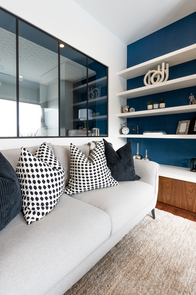Пример оригинального дизайна: парадная, открытая гостиная комната среднего размера в стиле модернизм с серыми стенами, темным паркетным полом, фасадом камина из плитки, телевизором на стене и коричневым полом