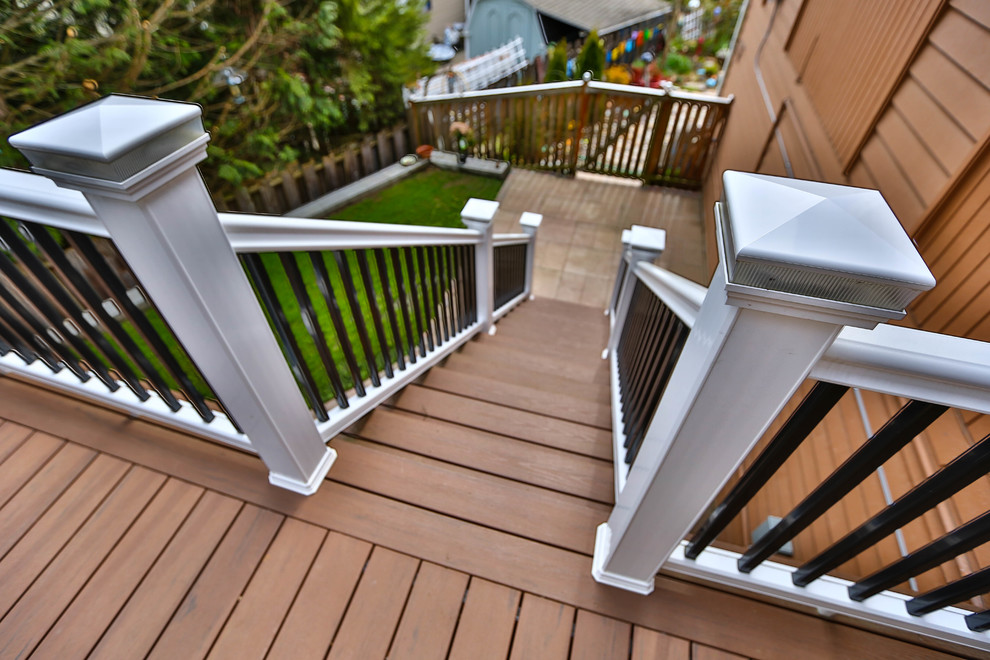Mountain style deck photo in Seattle