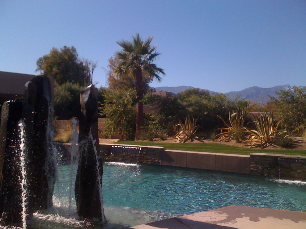 Transitional pool photo in Los Angeles