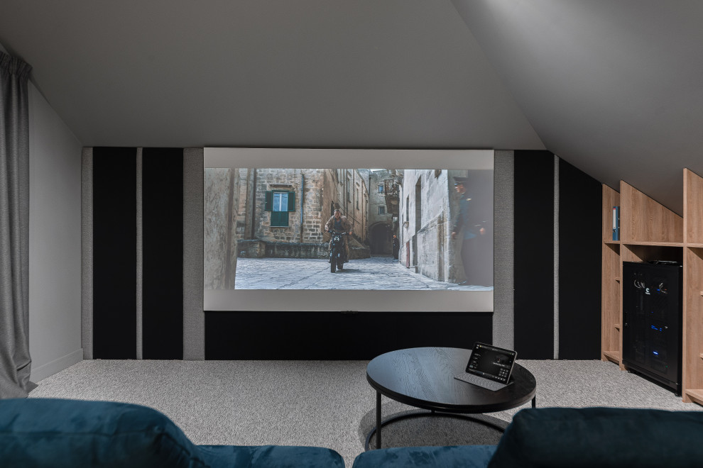 Exemple d'une petite salle de cinéma tendance fermée avec un mur gris, moquette, un écran de projection et un sol gris.