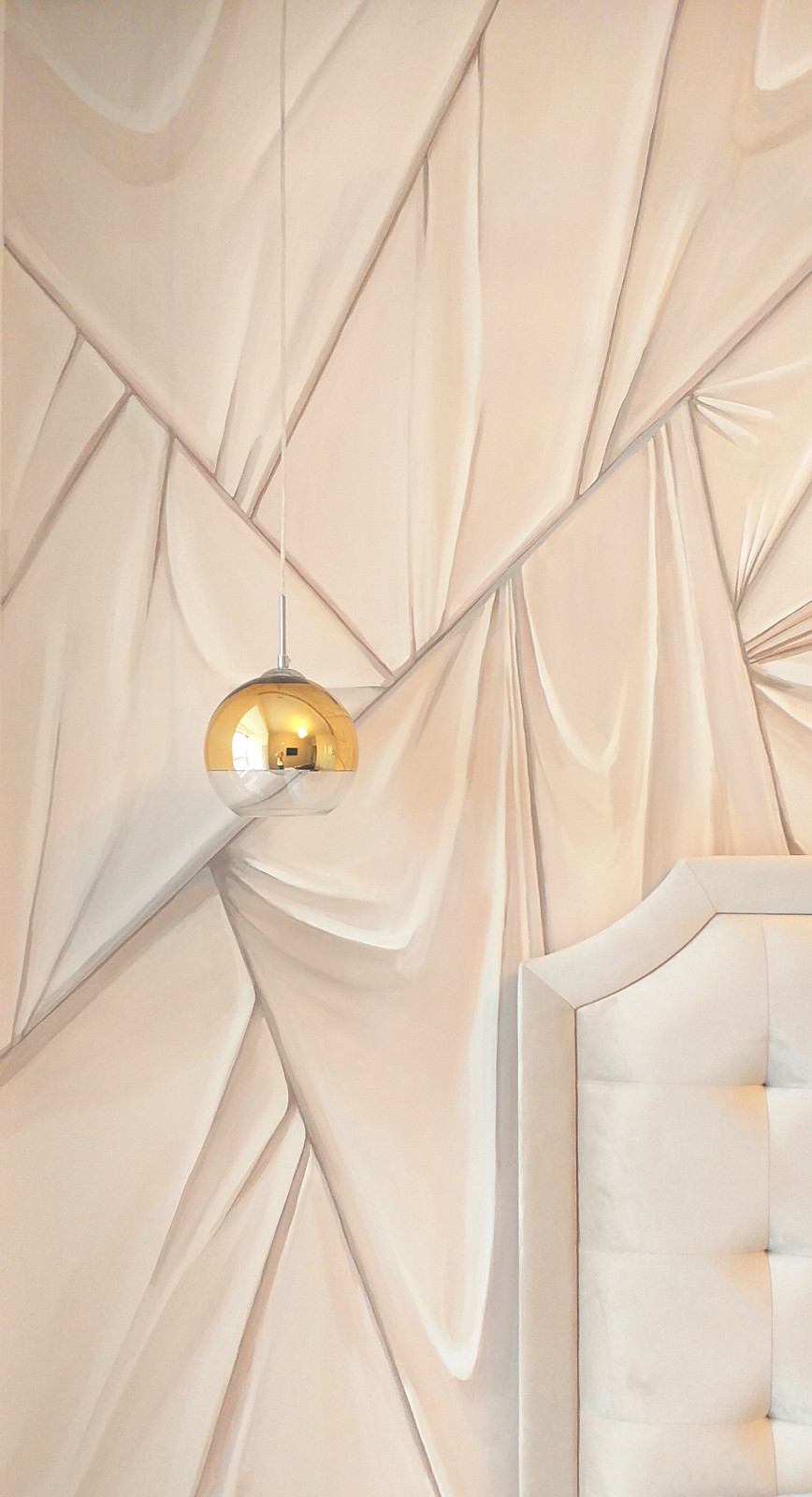 Роспись стены в изголовье кровати в спальне