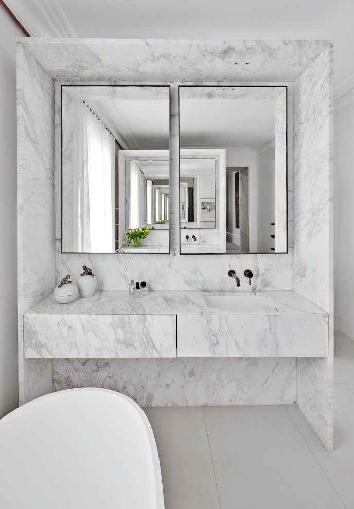 Photo of a contemporary bathroom in Sydney.