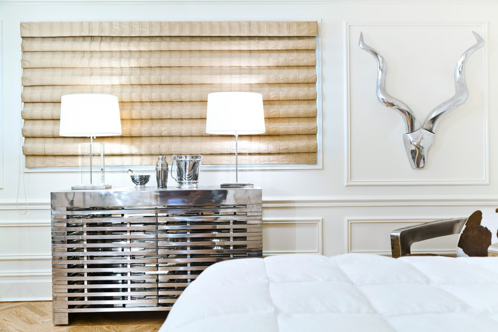 ニューヨークにある中くらいなトランジショナルスタイルのおしゃれな主寝室 (白い壁、淡色無垢フローリング、標準型暖炉、木材の暖炉まわり、茶色い床、板張り壁) のレイアウト